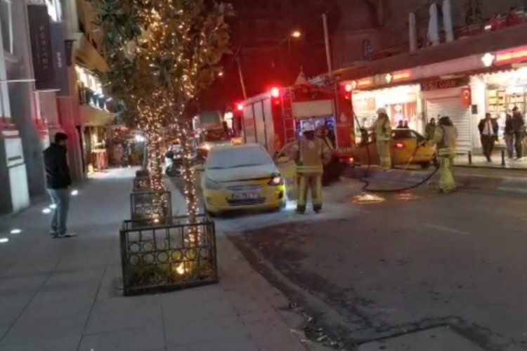Ticari taksi alev aldı, esnaf yangın t&uuml;pleriyle m&uuml;dahale etti