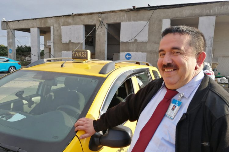 Taksici aracında bulduğu c&uuml;zdanı sahibine teslim etti