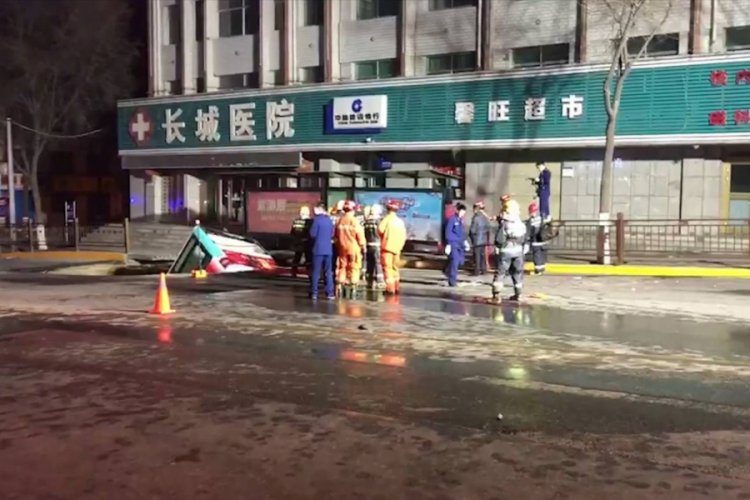 Yol &ccedil;&ouml;kt&uuml;, otob&uuml;s i&ccedil;ine d&uuml;şt&uuml;: 6 &ouml;l&uuml;, 15 yaralı