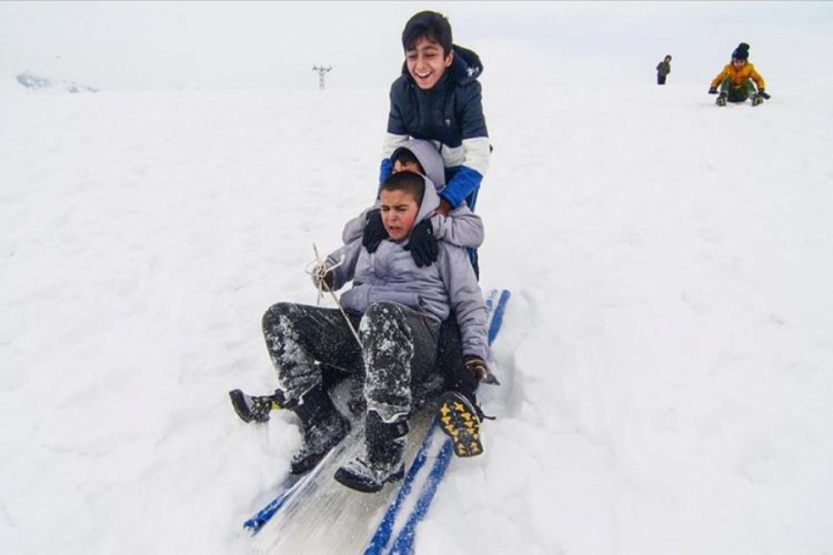 Tunceli'de &ccedil;ocukların karlı tepelerde kızak keyfi