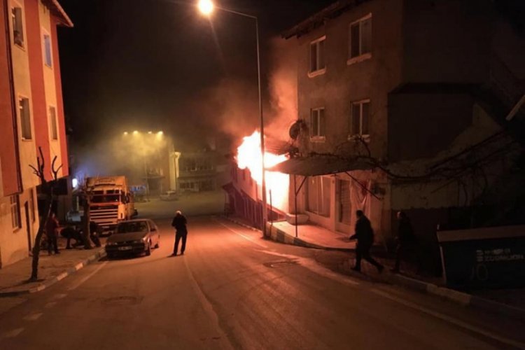 Alevlerin arasında kalan &ccedil;ift, son anda kurtarıldı