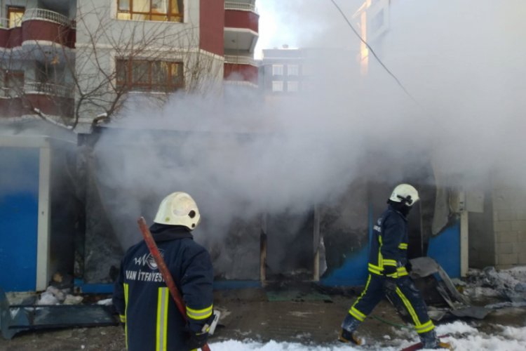 İnşaat alanında yangın &ccedil;ıktı, itfaiye alarma ge&ccedil;ti