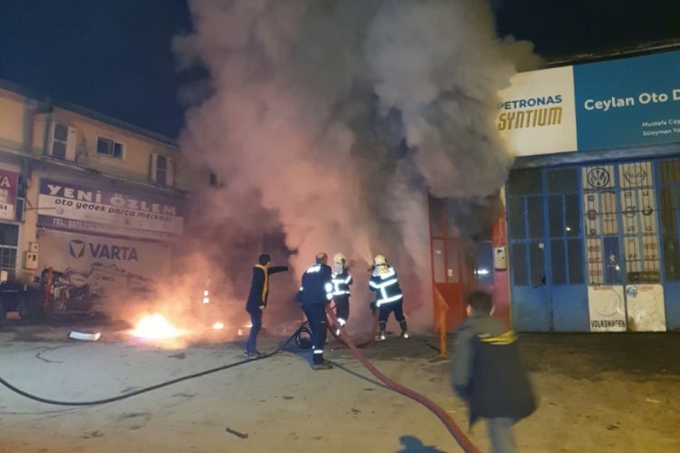 Sanayi sitesinde yangın: 1 iş yeri ile 1 ara&ccedil; yandı, 1 kişi yaralı