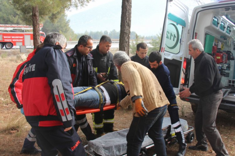 Kestiği ağacın altında kalan iş&ccedil;i yaralandı
