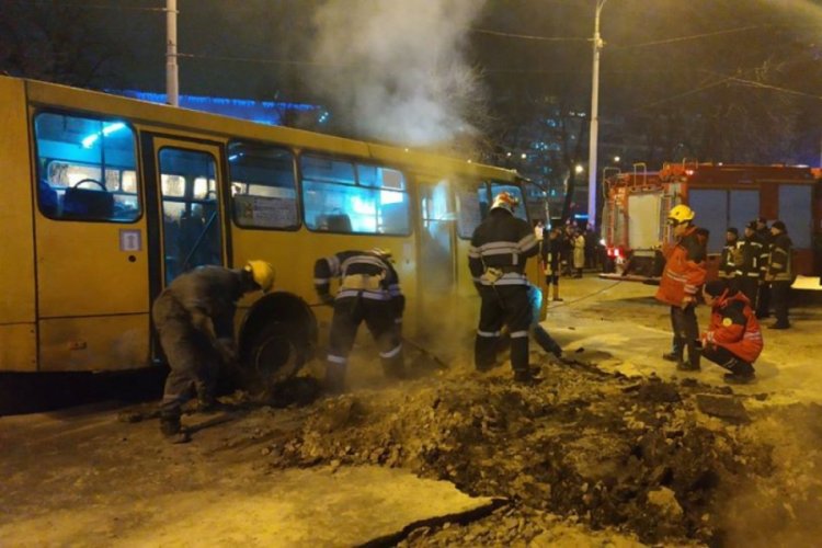Sıcak su borusu patladı, asfalt &ccedil;&ouml;kt&uuml;