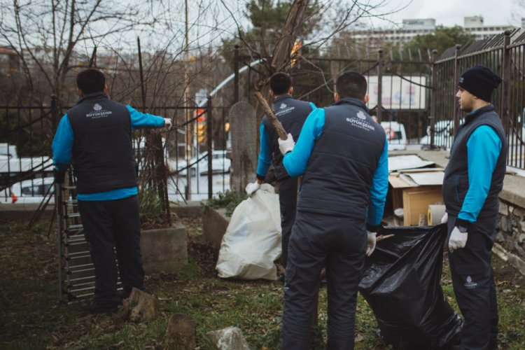 Tarihi Ma&ccedil;ka Mezarlığı temizlendi