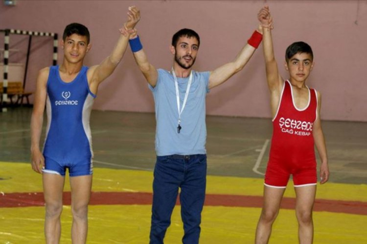 19 yıl sonra desteksiz y&uuml;r&uuml;yen Furkan, mutluluğunu g&uuml;reş hakemliğiyle ta&ccedil;landırdı