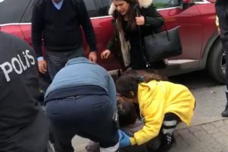 Yaşlı kadın &ccedil;ekicinin kaldırdığı ara&ccedil;tan d&uuml;şt&uuml;!