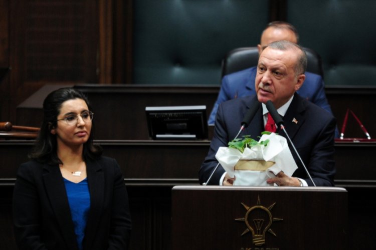 Cumhurbaşkanı Erdoğan, k&uuml;rs&uuml;y&uuml; şehit Mehmet Şirin Demir'in kızına bıraktı