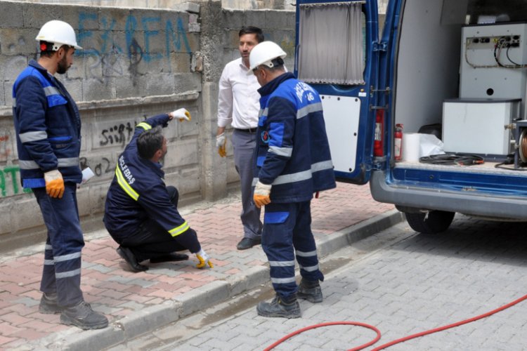 Elektrik kesintisini araştırılırken, yer altında &ccedil;ekilen ka&ccedil;ak hat buldular