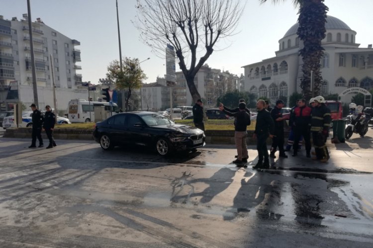 Kaza yapan ara&ccedil;lardan biri alev aldı