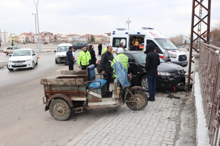 Otomobille hafif ticari ara&ccedil; &ccedil;arpıştı: 1 yaralı
