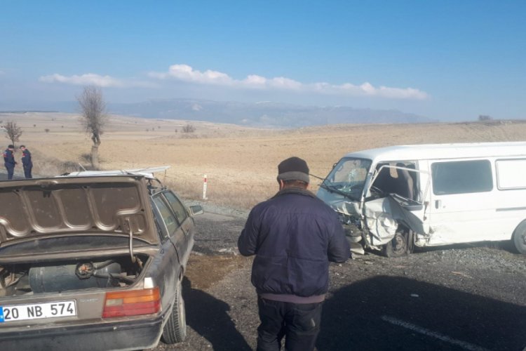 Kazada otomobili i&ccedil;inde sıkışan s&uuml;r&uuml;c&uuml; kurtarıldı
