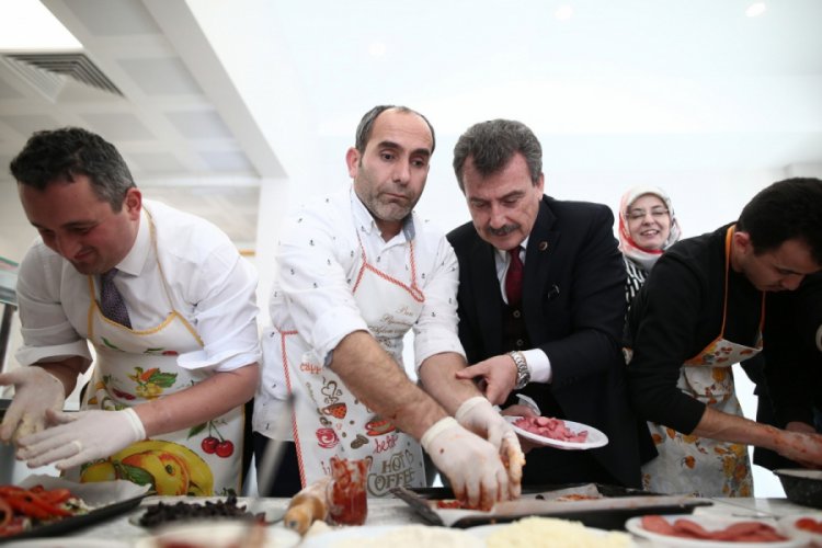 Bursa'da g&ouml;rme engelliler, pizza yaparak h&uuml;nerlerini sergiledi