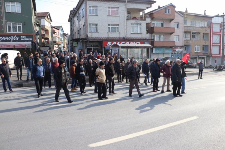 Kazalardan bıkan mahalleli yolu kapattı
