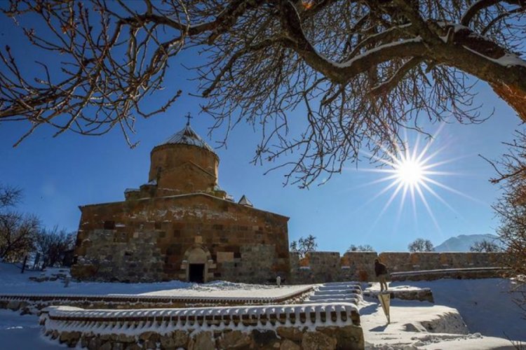 'Beyaz gelinliğini' giyen Akdamar Adası ziyaret&ccedil;ileri b&uuml;y&uuml;l&uuml;yor