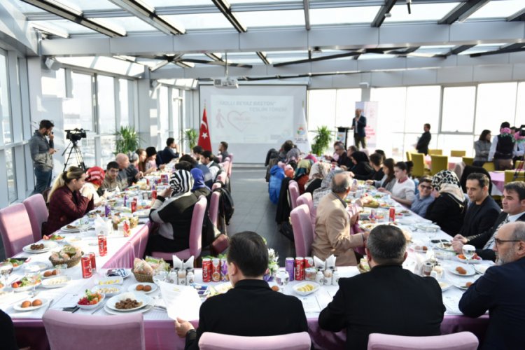 Alkışlanacak davranış: akıllı beyaz baston hediye ettiler