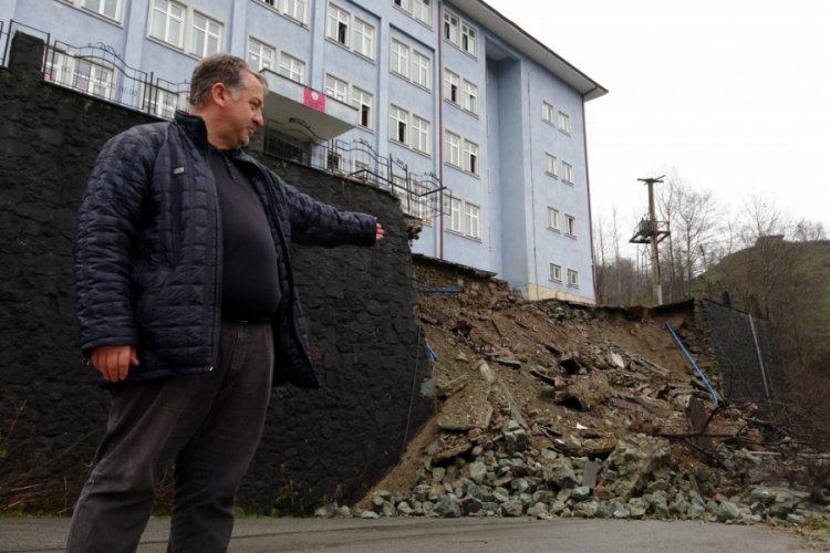 İstinat duvarı &ccedil;&ouml;ken okulda heyet incelemesi