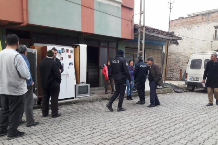 Parası bitince kızıyla sokakta kaldı