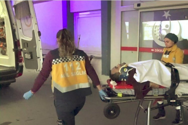 G&uuml;n ısısına bakmak i&ccedil;in &ccedil;ıktığı &ccedil;atıdan balkona d&uuml;şt&uuml;