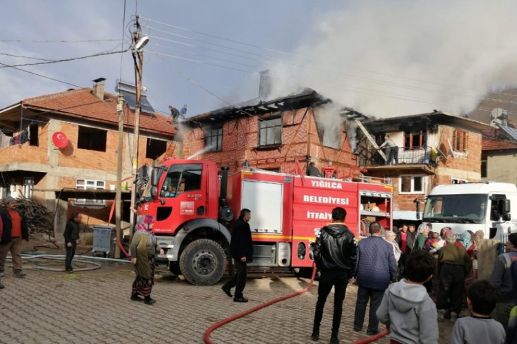 &Ccedil;atıdaki elektrik tesisatı kısa devre yapınca yandı
