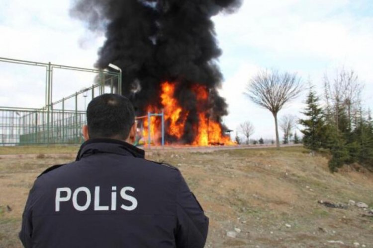 &Ccedil;ocuk parkını yakan ş&uuml;pheliler bidondaki parmak izinden yakalandı