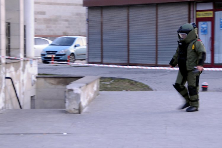 Cami tuvaletinde unutulan valiz paniğe neden oldu