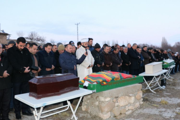 Yangında &ouml;len 4 kişi toprağa verildi