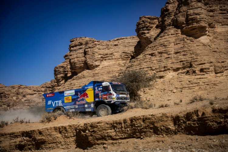 Peterhansel kazandı, Sainz zirveyi korudu