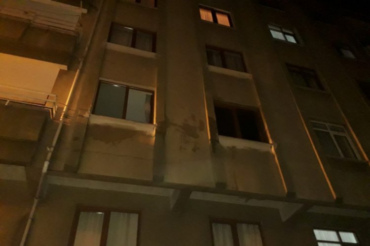 Yangında mahsur kalan anne ve &ccedil;ocuklarını itfaiye kurtardı