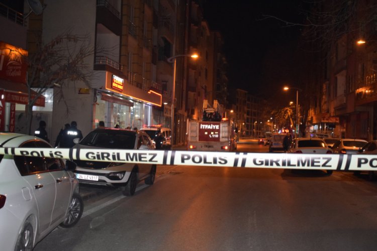 Balkona &ccedil;ıkıp tehditler savurunca polis alarma ge&ccedil;ti