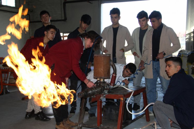Öğrenciler itme kuvvetli LPG'li jet motoru yaptı