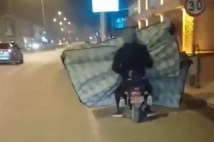 Bursa'da motosikletle 2 yatak taşıdılar