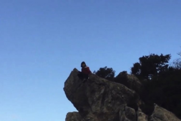 Liseli kız, herkesin gözü önünde kayalıklardan denize atladı