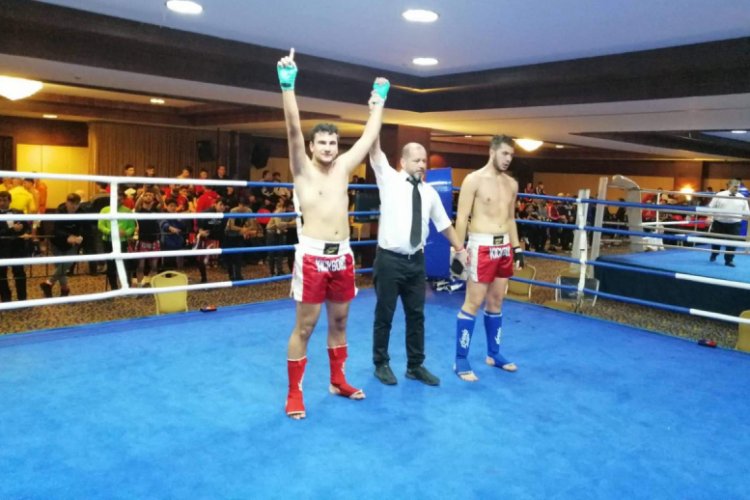 Bursalı Emirhan Türkiye Kick Boks şampiyonu oldu