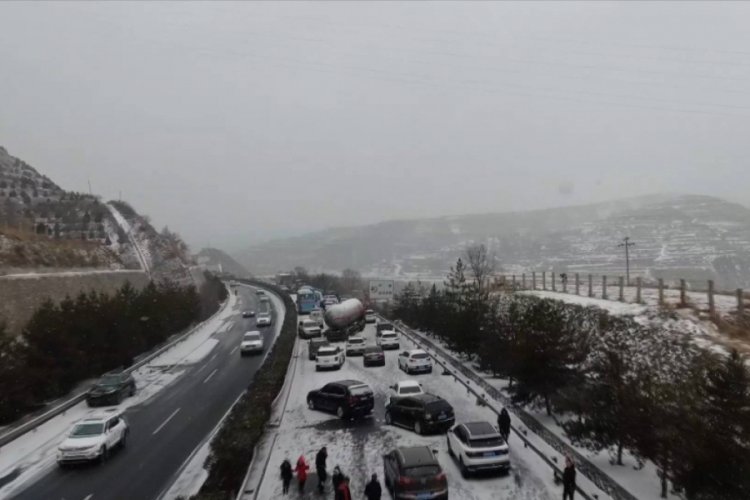 Çin'de kar zincirleme kazaya neden oldu