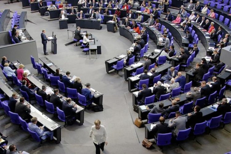 Almanya 13,5 milyar euroluk bütçe fazlasını tartışıyor