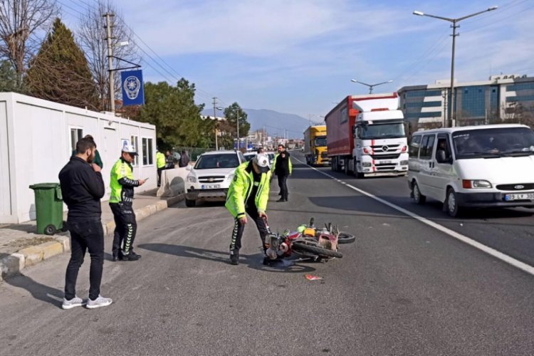 'Dur' ihtarına uymayan motosikletli, polise çarptı