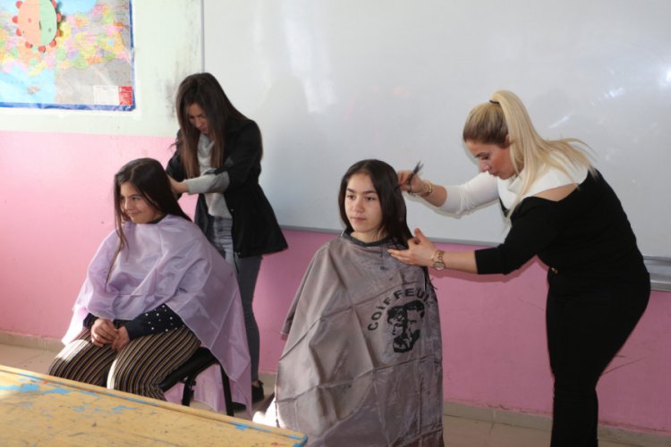 Sınır k&ouml;ylerindeki kız &ccedil;ocukların kuaf&ouml;r sevinci