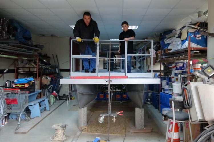 Atık varillerle deniz aracı yapıyor