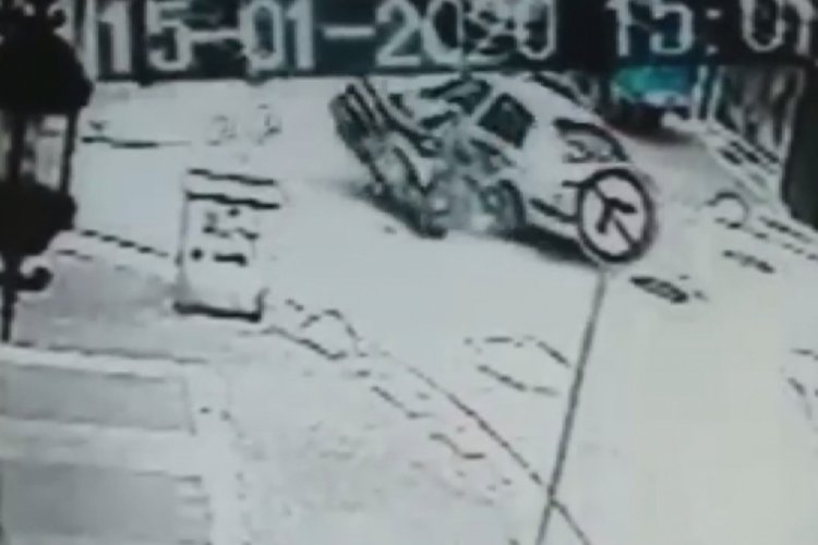 Motosikletle otomobil b&ouml;yle &ccedil;arpıştı