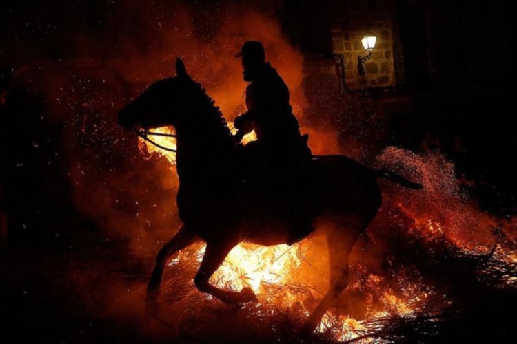 300 yıllık İspanyol geleneği: Atlar ateş &uuml;zerinde y&uuml;r&uuml;t&uuml;ld&uuml;