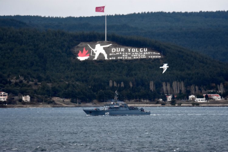 Rus mayın tarama gemisi ve askeri r&ouml;mork&ouml;r&uuml; &Ccedil;anakkale Boğazı'ndan ge&ccedil;ti