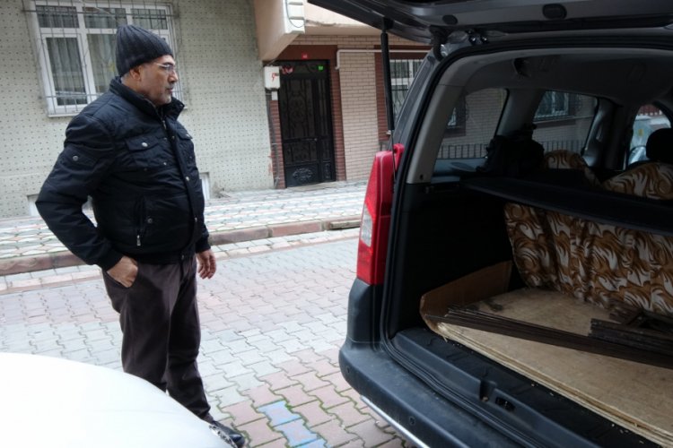 Camı kırıp ara&ccedil;taki kumaşları &ccedil;aldılar