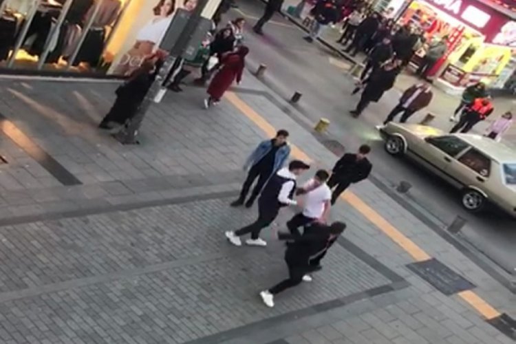 Sokak ortasında tekmeli yumruklu kavga kamerada