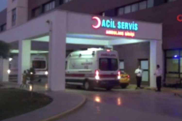 Karne almaya giden &ouml;ğrenciler arasında bı&ccedil;aklı kavga