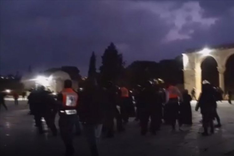 İsrail polisi Mescid-i Aksa'da cemaate saldırdı