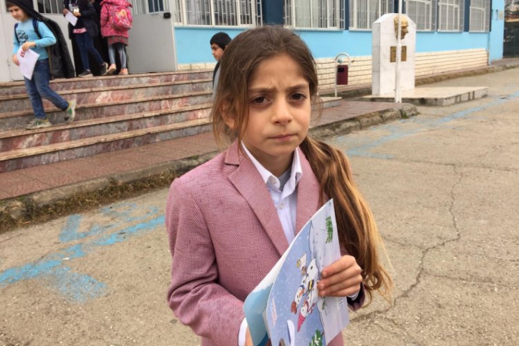 Bursa'da 9 yıldır saçlarına makas değmeyen Baran karnesini aldı