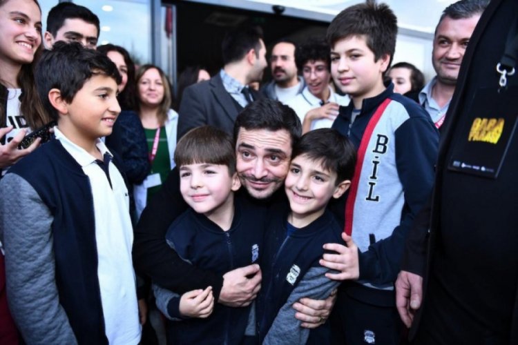 Ahmet Kural ve Murat Cemcir'den İzmirli &ouml;ğrencilere karne s&uuml;rprizi