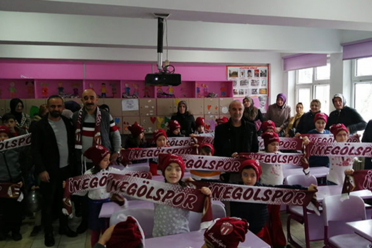 Bursa İneg&ouml;lsporlu taraftarlardan muhta&ccedil; &ccedil;ocuklara yardım